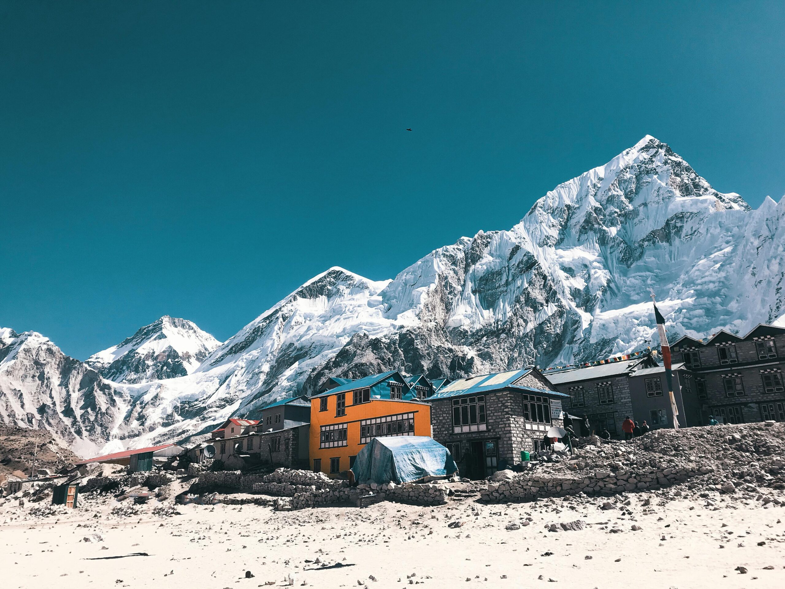 Escaladores del Monte Everest deberán llevarse sus desechos para combatir la contaminación