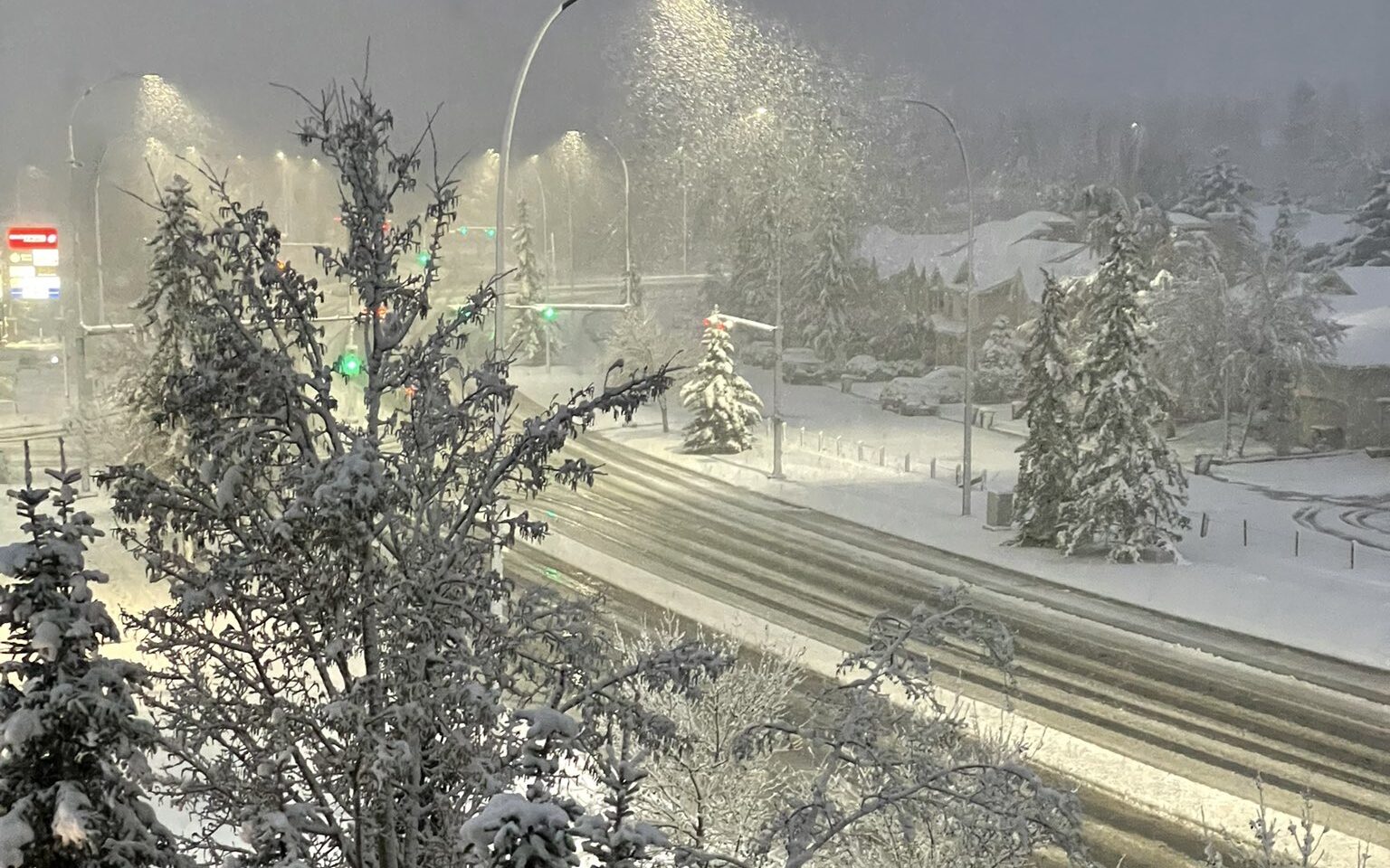 Calgary se enfrenta a cortes de energía y una fuerte nevada, los residentes se preparan para más