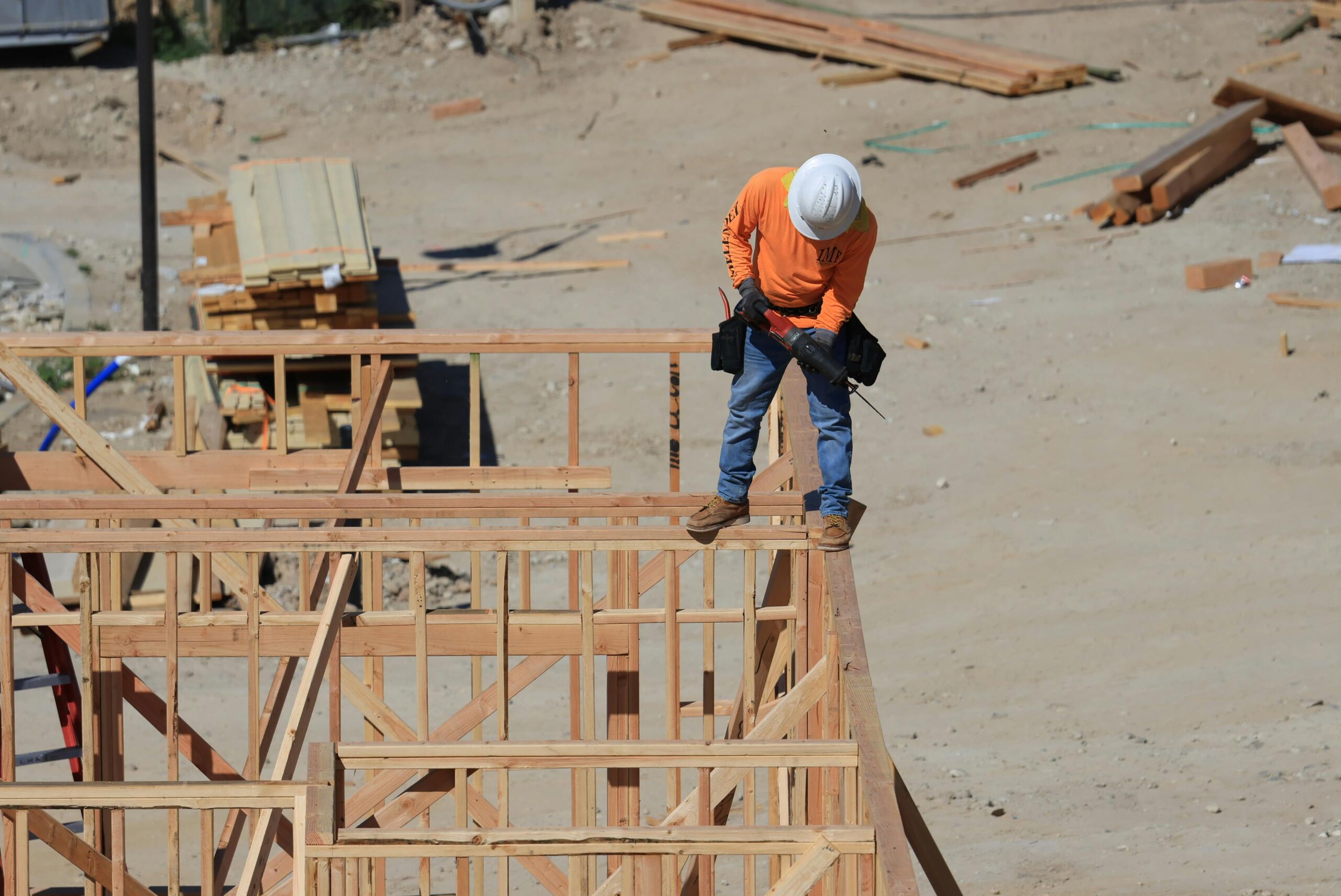 Escasez de trabajadores de construcción obstaculiza impulso en vivienda