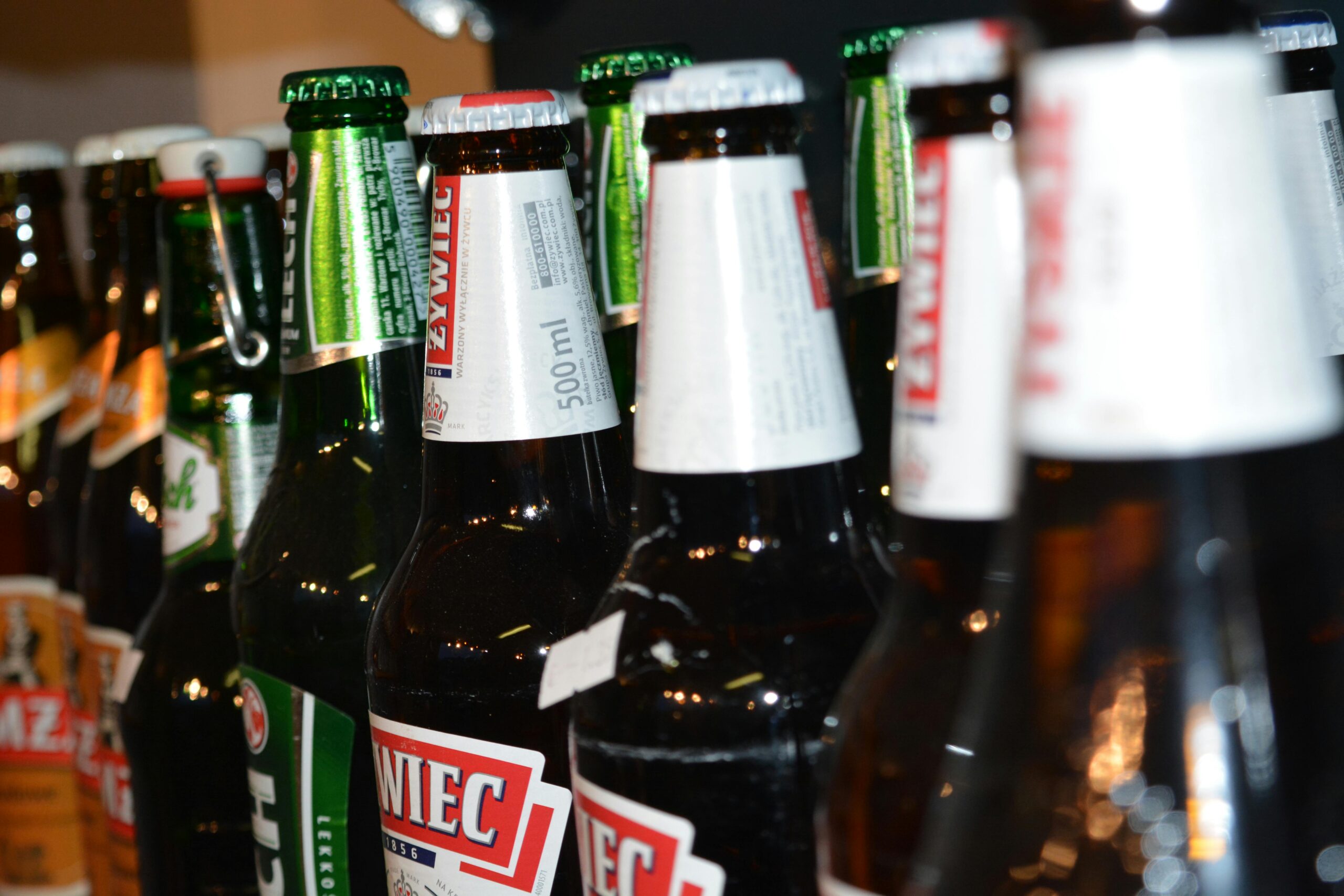 Alberta evalúa expandir la venta de alcohol a supermercados y tiendas de conveniencia
