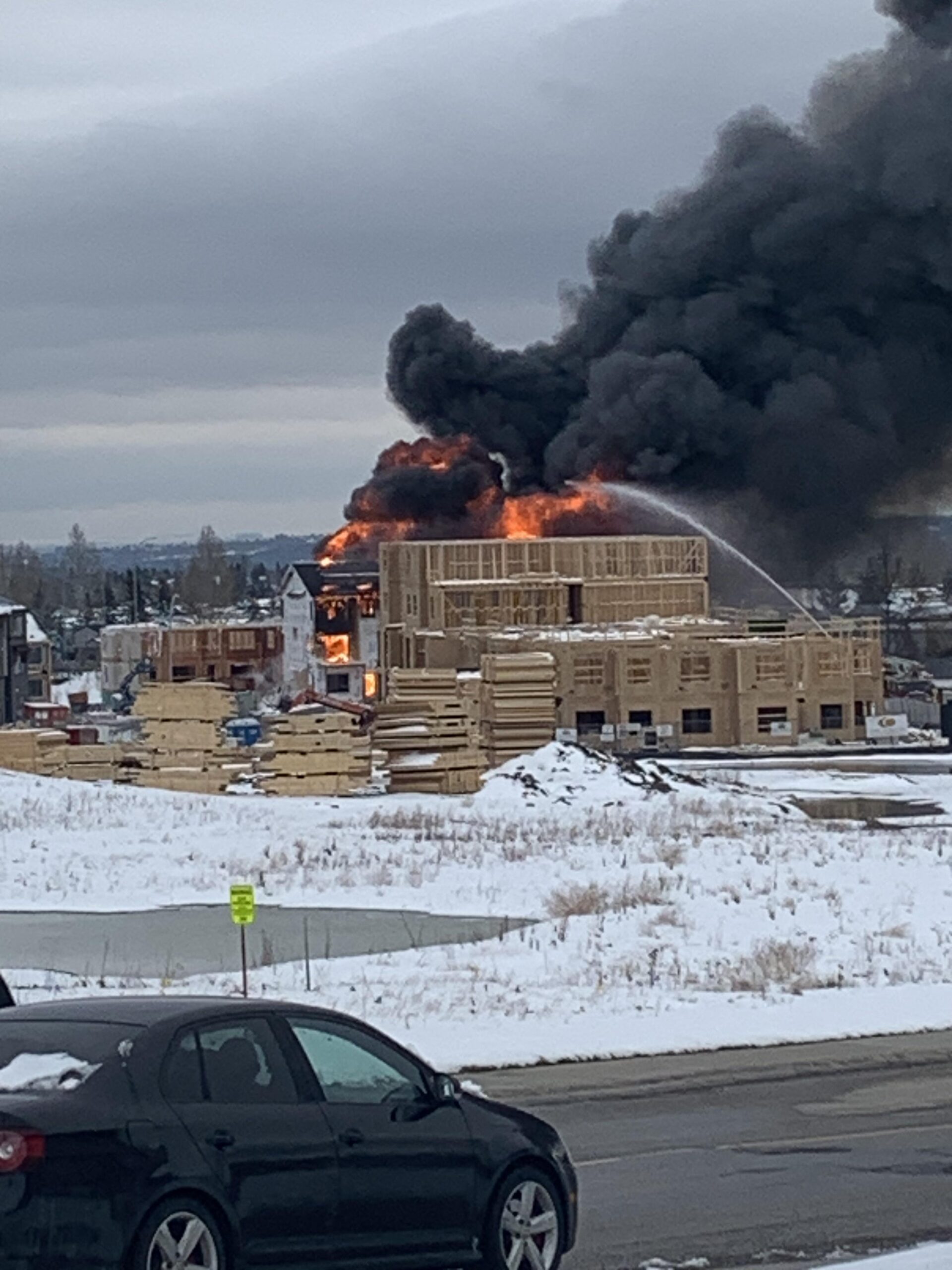 Incendio destruye edificio en construcción en Calgary