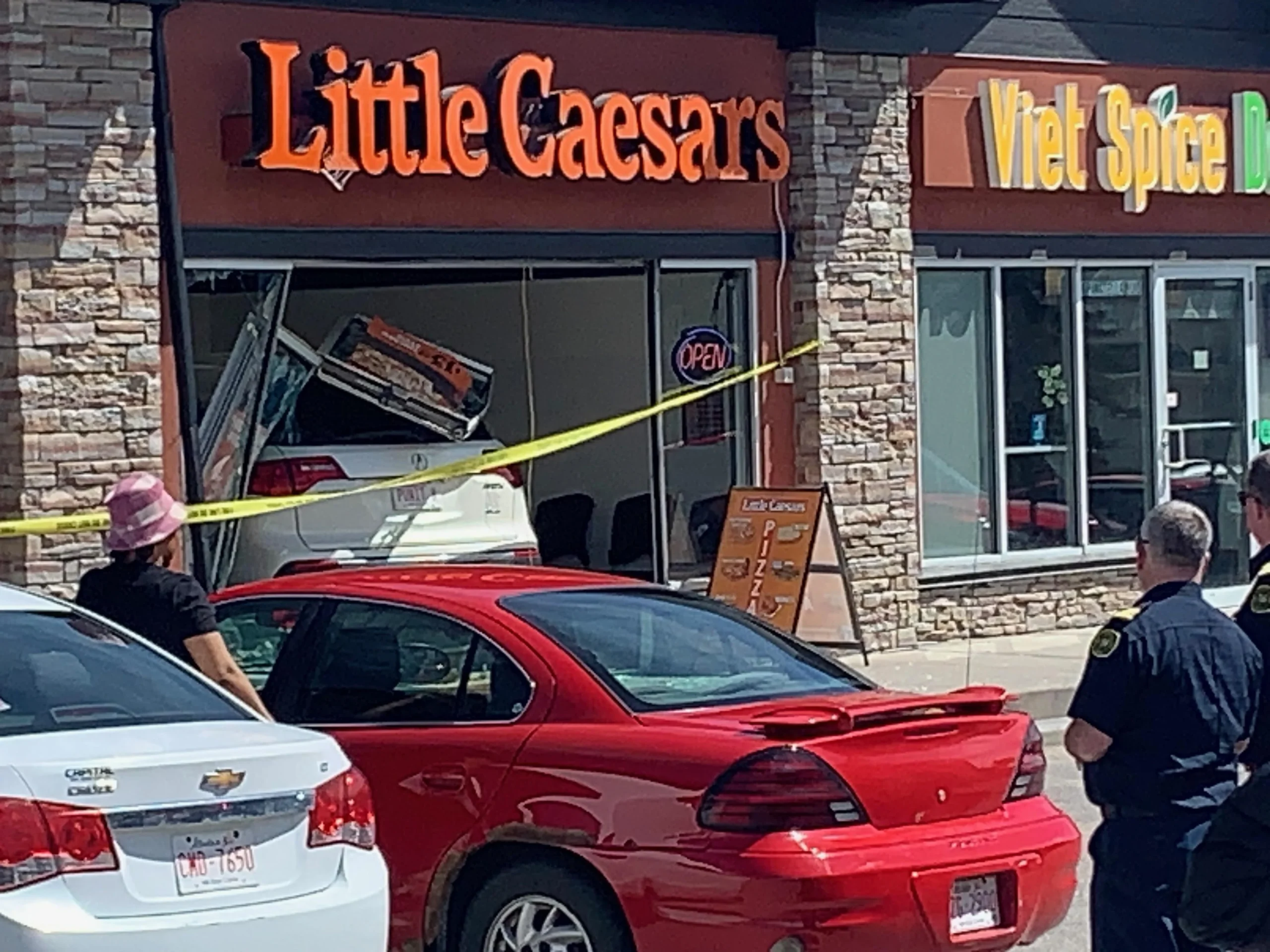 Auto entra ‘hasta la cocina’ de Little Caesars en el norte de Calgary