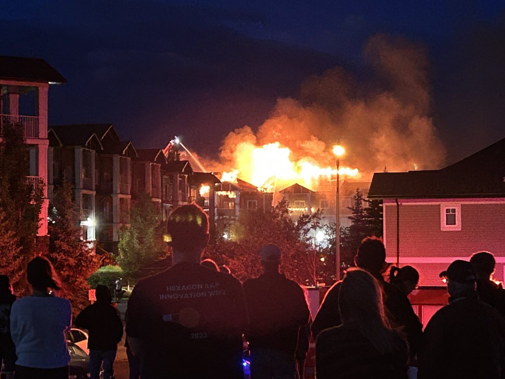Un incendio devastador deja a decenas de personas sin hogar en el sureste de Calgary